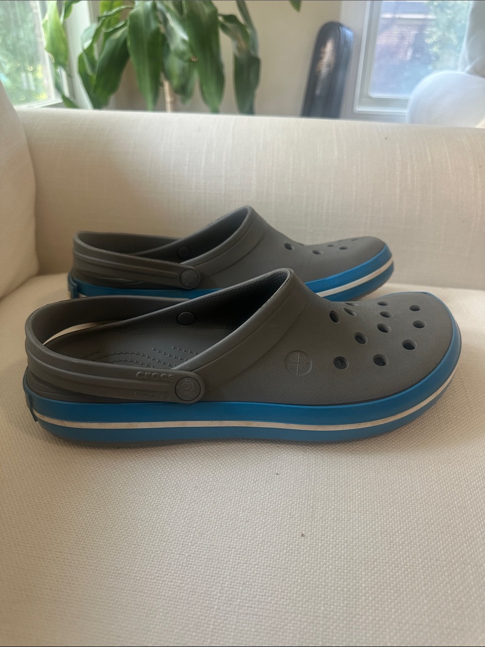 CROCS Gray Clog with Blue Stripe Mens 11